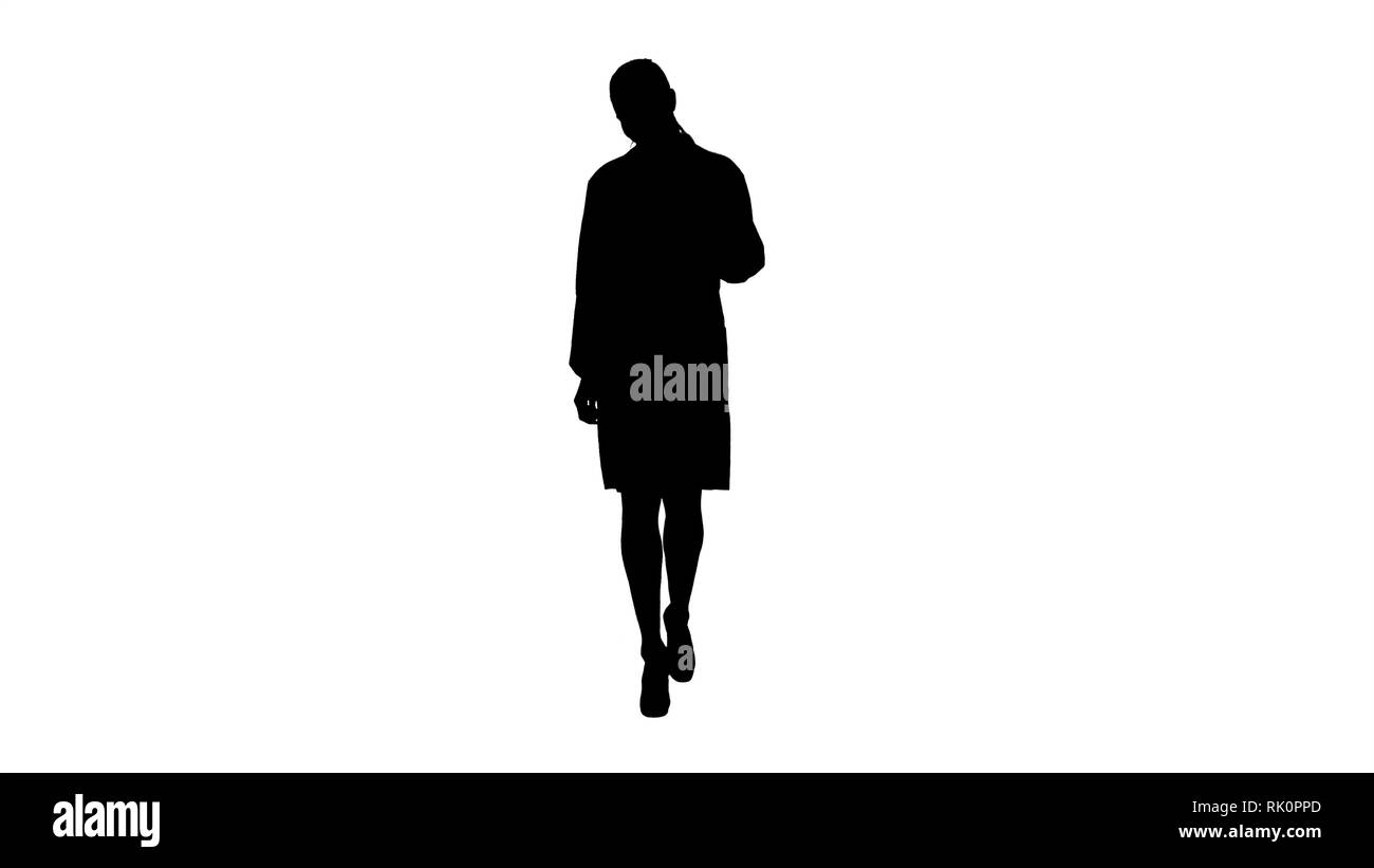 Silhouette femme médecin marcher avec tablette en mains. Banque D'Images