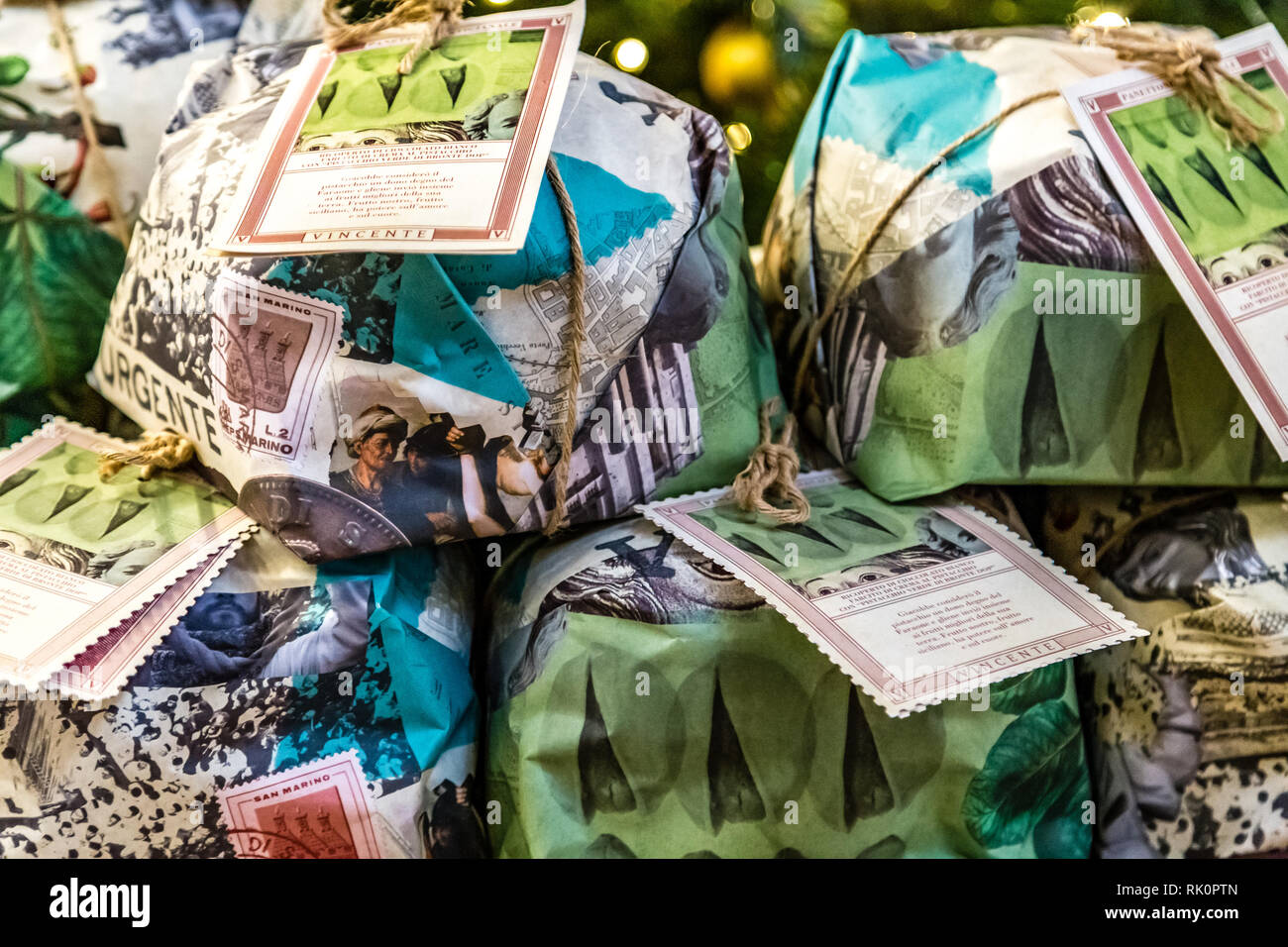 Bologne, Italie - 16 décembre 2018 : VINCENTE vend au PANETTONE Italien Eataly FICO Monde, le plus grand parc agro-alimentaire gastronomique dans le monde Banque D'Images