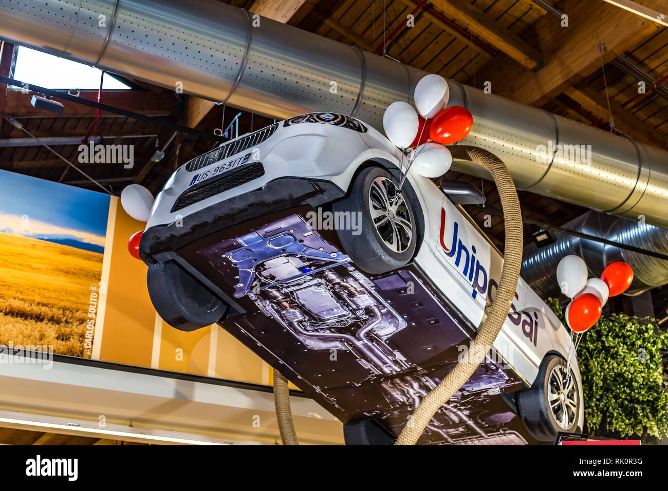 Bologne, Italie - 16 décembre 2018 : les lumières sont éclairants gonflables publicité jouet voiture de BMW à UNIPOLSAI FICO Eataly World, le plus grand gourmet agr Banque D'Images