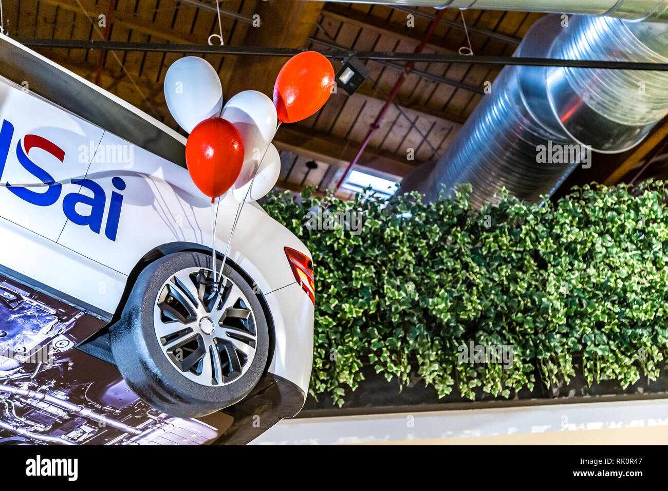 Bologne, Italie - 16 décembre 2018 : les lumières sont éclairants gonflables publicité jouet voiture de BMW à UNIPOLSAI FICO Eataly World, le plus grand gourmet agr Banque D'Images