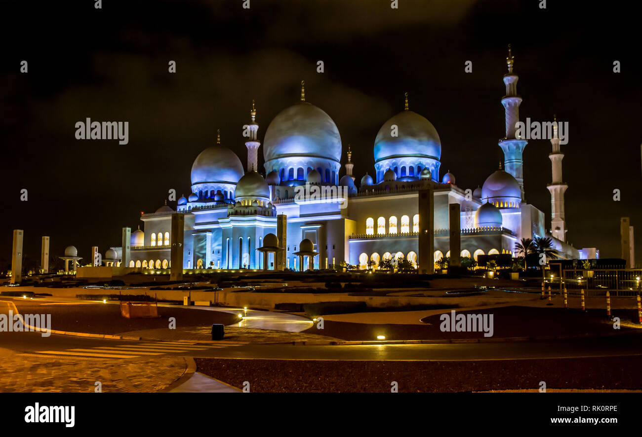 Construit selon le souhait de tout premier Président des Émirats arabes unis, Sheikh Zayed Mosque est aujourd'hui l'un des plus grands monuments d'Abu Dhabi. Banque D'Images