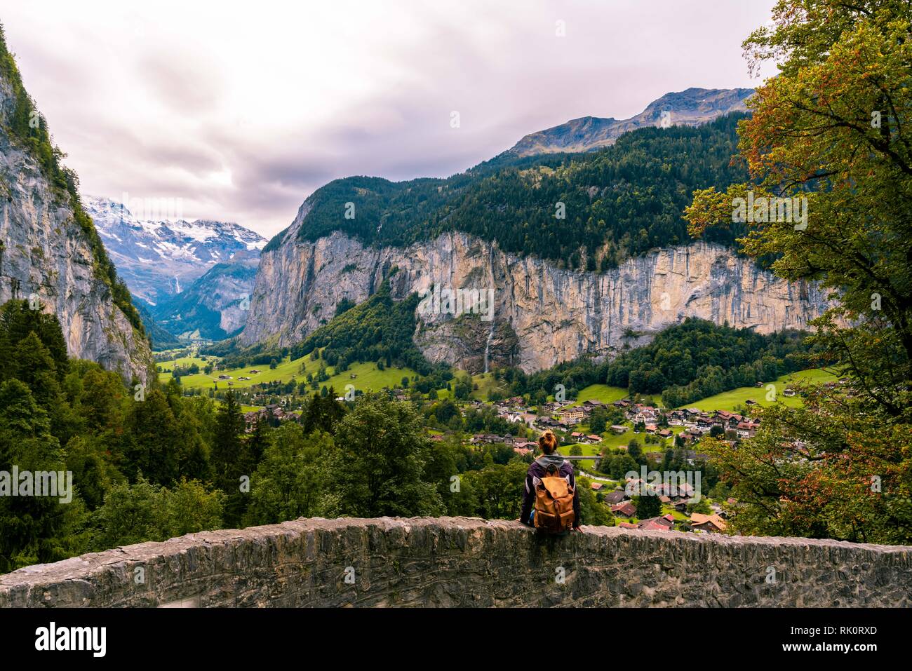 La vallée de Lauterbrunnen, près d'Interlaken dans l'Oberland Bernois, Suisse. Hipster girl sits et profiter de la vue. Banque D'Images