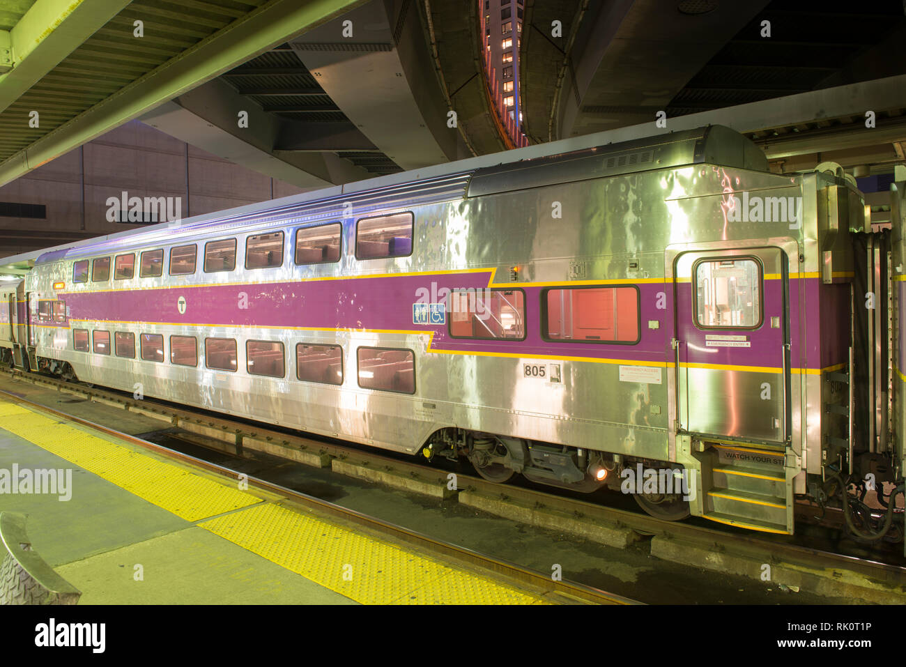 MBTA Commuter Rail coach noir et blanc dans la nuit dans la Gare du Nord, Boston, Massachusetts, USA. Banque D'Images