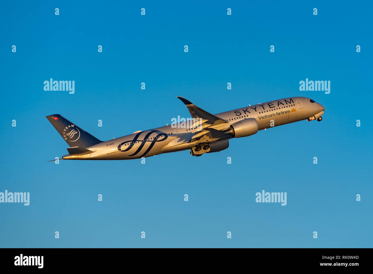 TOKYO, JAPON - fév. 2, 2019 Vietnam : Airbus A350-900 Air décollant de l'aéroport international de Haneda, à Tokyo, au Japon. Banque D'Images
