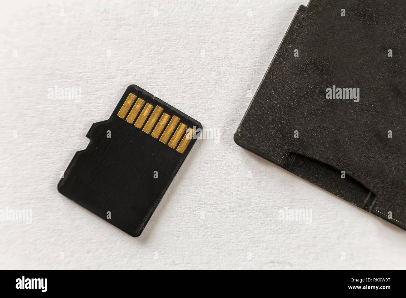 Close-up de carte mémoire micro SD et adaptateur SD isolé sur fond blanc l'espace de copie. Concept de la technologie moderne. Banque D'Images