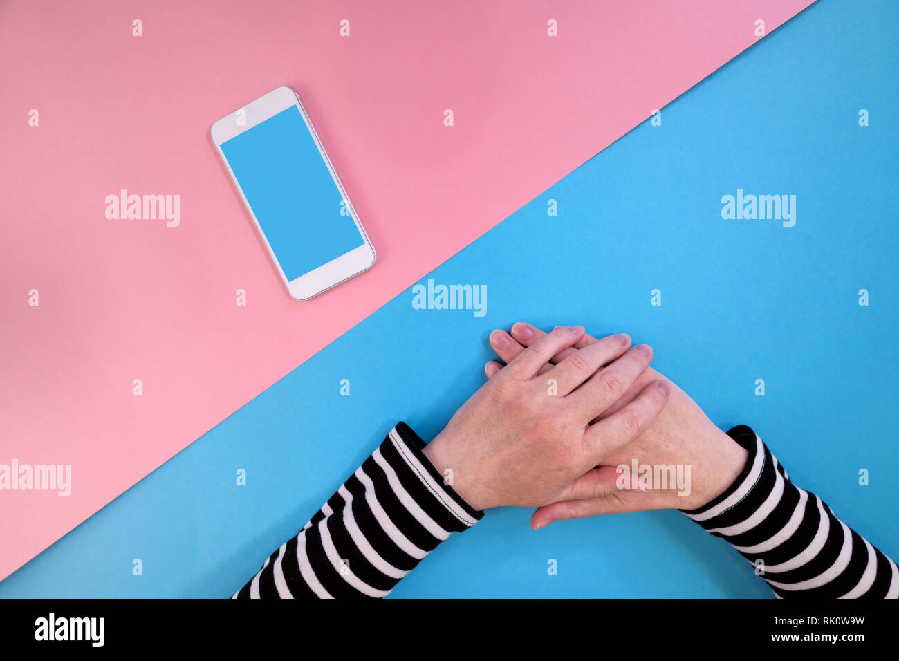 Femmes et smartphone moderne des maquettes d'écran vide comme l'espace de copie pour mobile phone concept de toxicomanie Banque D'Images