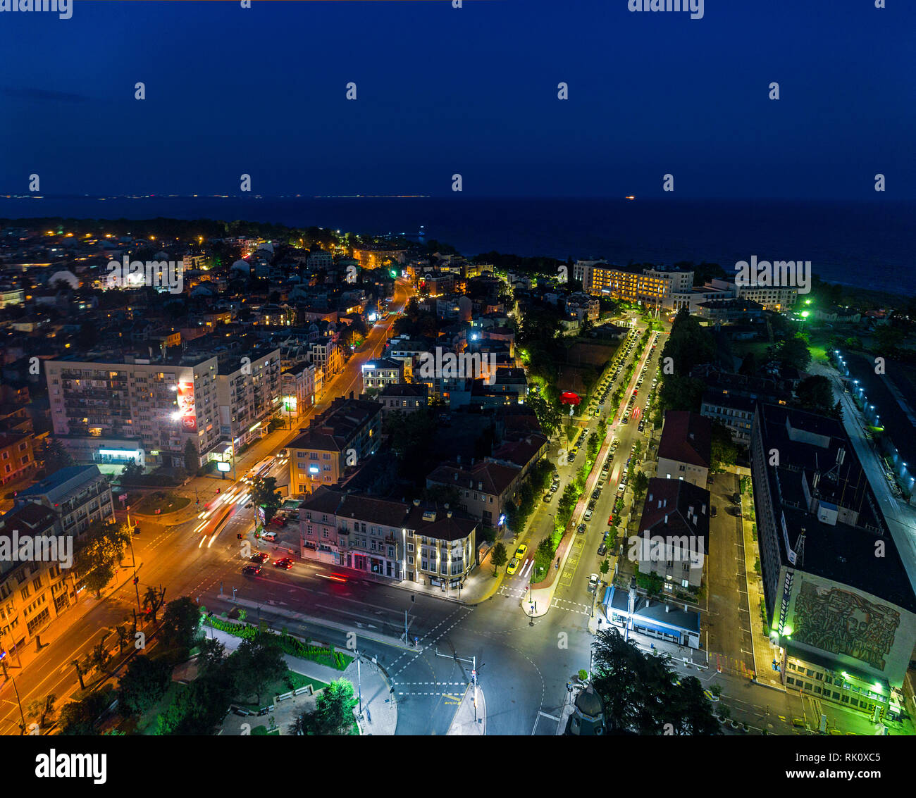 La lumière sur le rond-point de la route de nuit et la ville de Burgas, en Bulgarie. Belle route Vue aérienne de intersection achalandée, vue aérienne. Banque D'Images