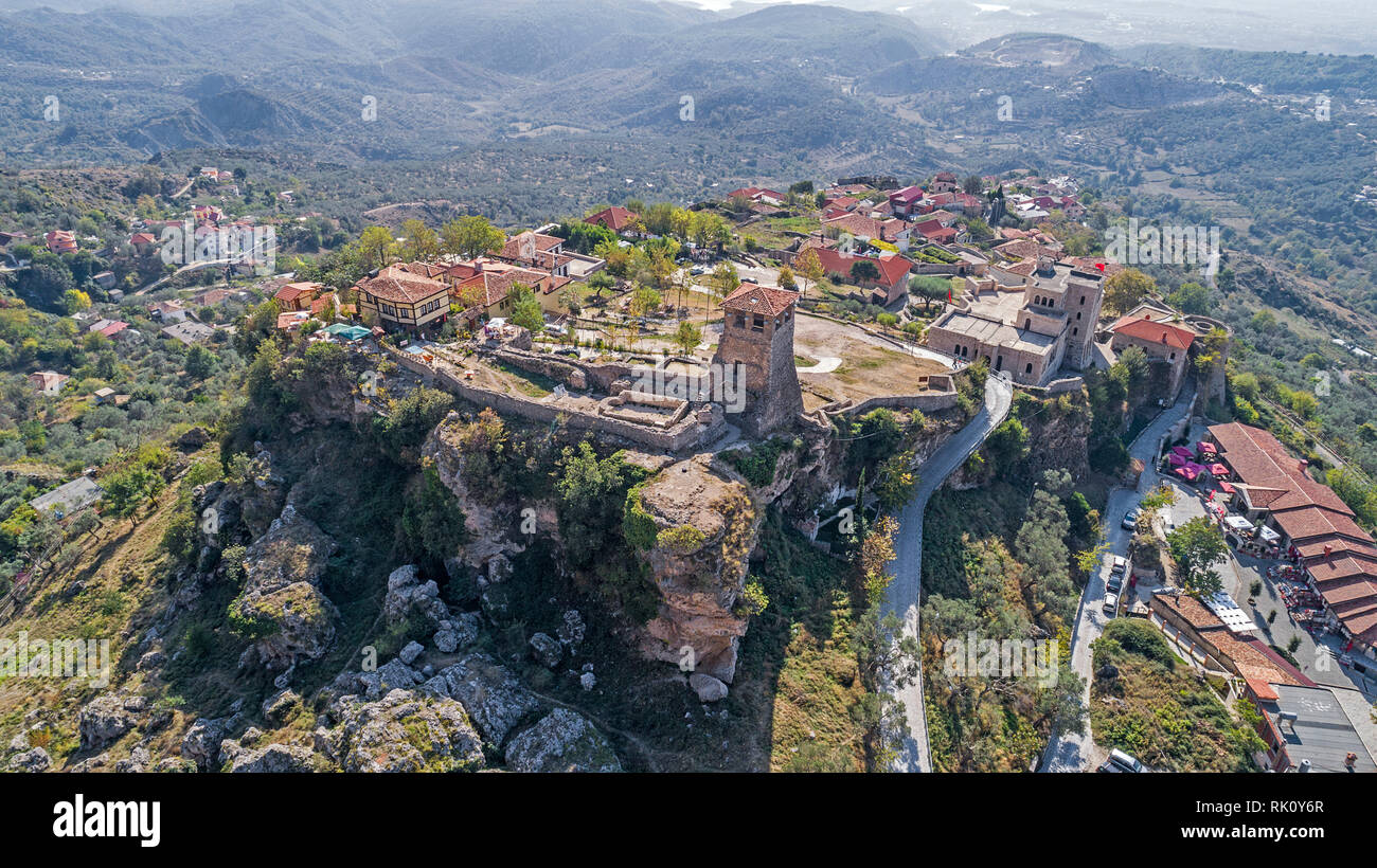 Vue aérienne Drone sur avec ruines de château Real en Albanie Banque D'Images