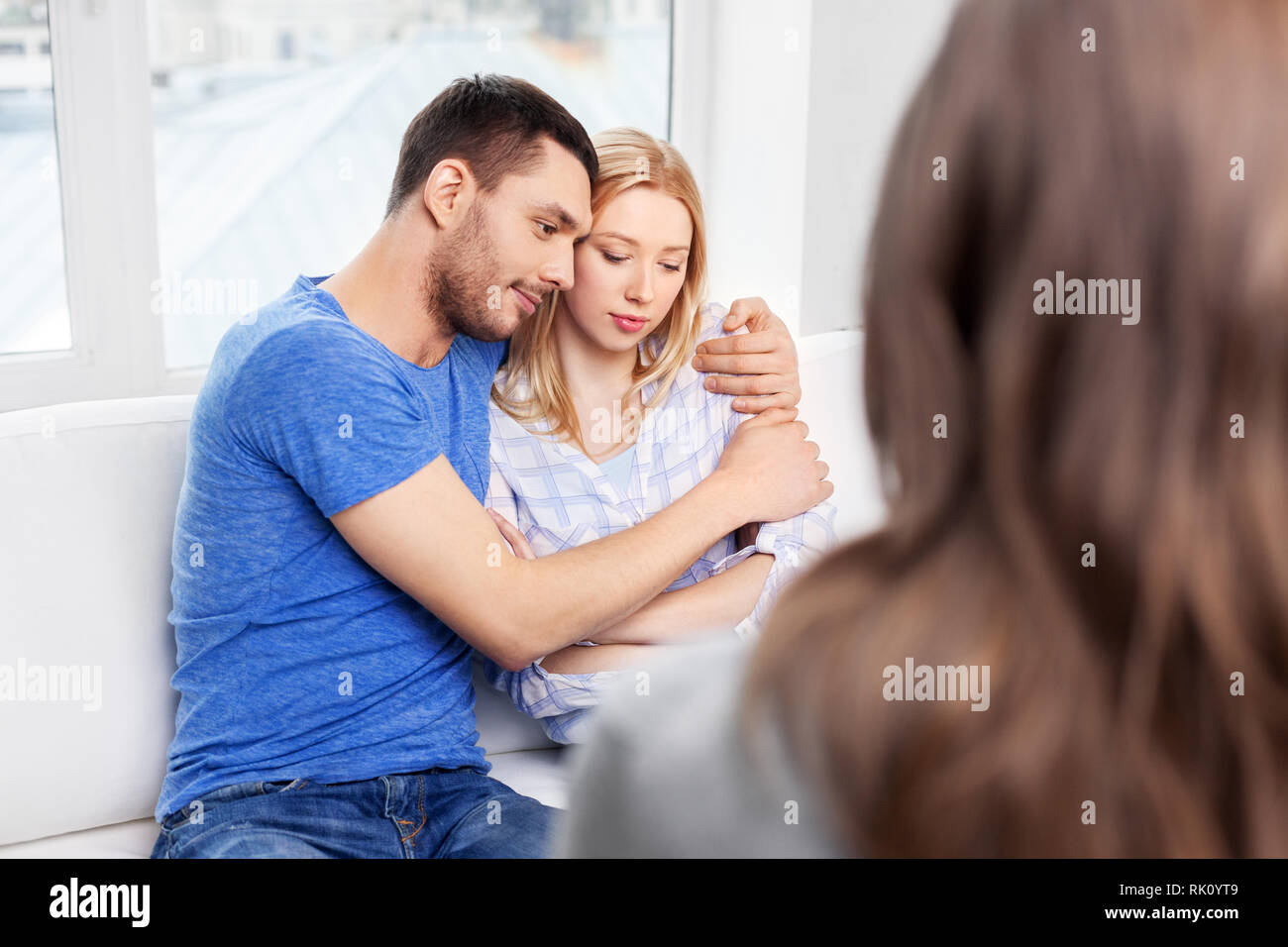 Couple hugging at psychologue familial office Banque D'Images