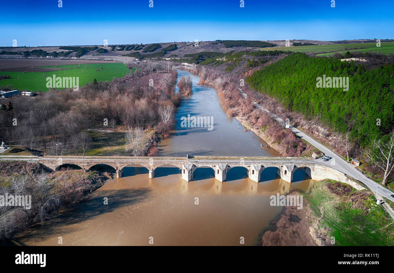 Drone Vue de dessus le pont sur la rivière Yantra à Byala, Bulgarie Ruse Province, construit en 1867 par Kolyo Ficheto Banque D'Images