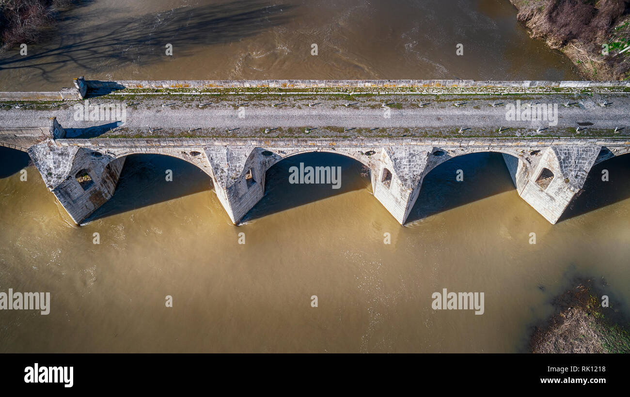 Drone Vue de dessus le pont sur la rivière Yantra à Byala, Bulgarie Ruse Province, construit en 1867 par Kolyo Ficheto Banque D'Images