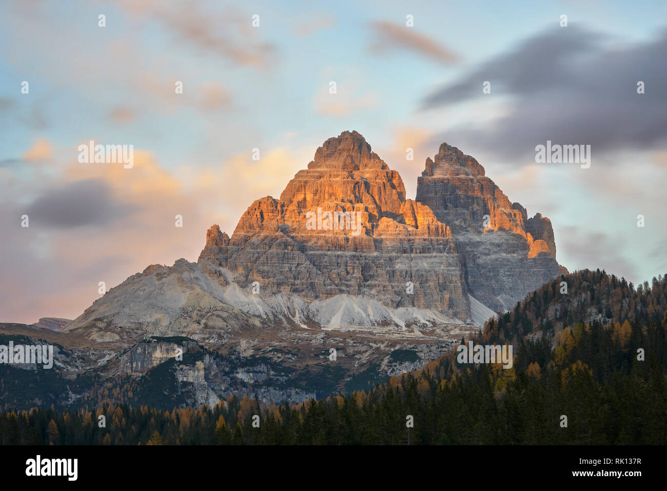 Tre Cima di Lavaredo depuis près de Misurina, Dolomites, Padova, Veneto, Italie. Au coucher du soleil en automne Banque D'Images