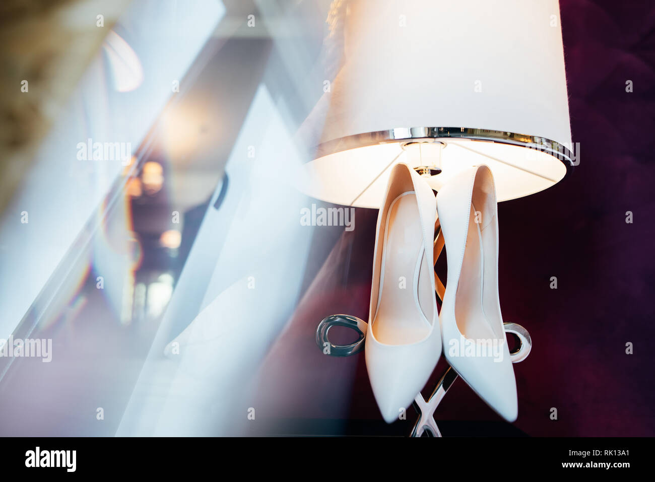 Pour la mariée chaussures couple accroché à la lampe à l'hôtel. Banque D'Images