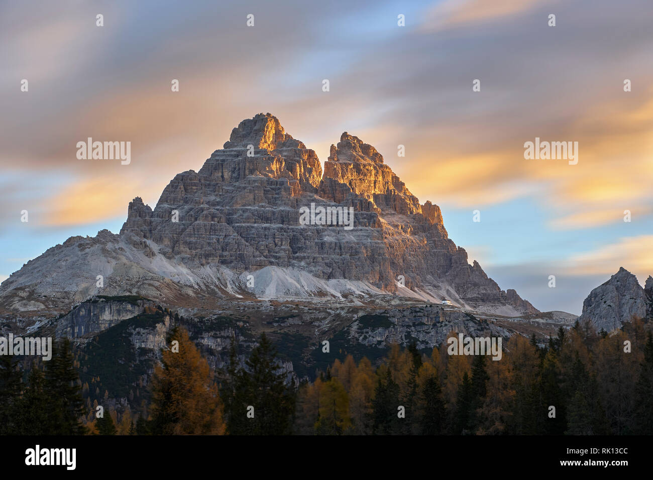 Tre Cima di Lavaredo depuis près de Misurina, Dolomites, Padova, Veneto, Italie. Au lever du soleil en automne Banque D'Images