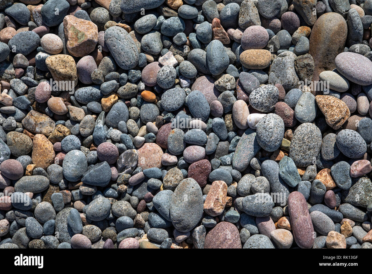 Galets sur Crabby bay beach montrant la variété de types de roches comprenant Alderney la géologie. Banque D'Images