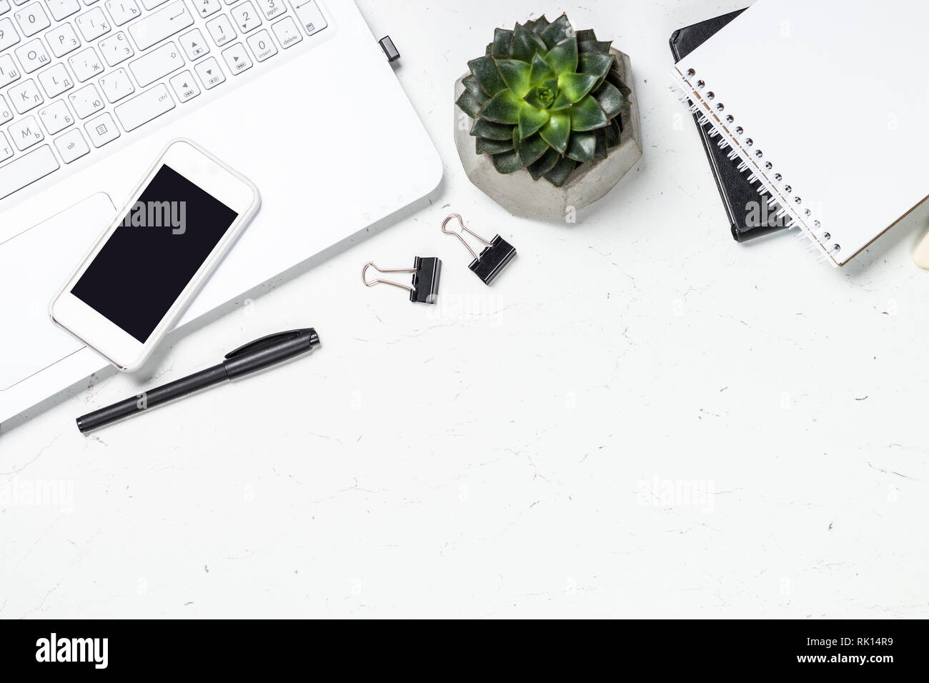Office desk sur blanc Vue d'en haut. Banque D'Images