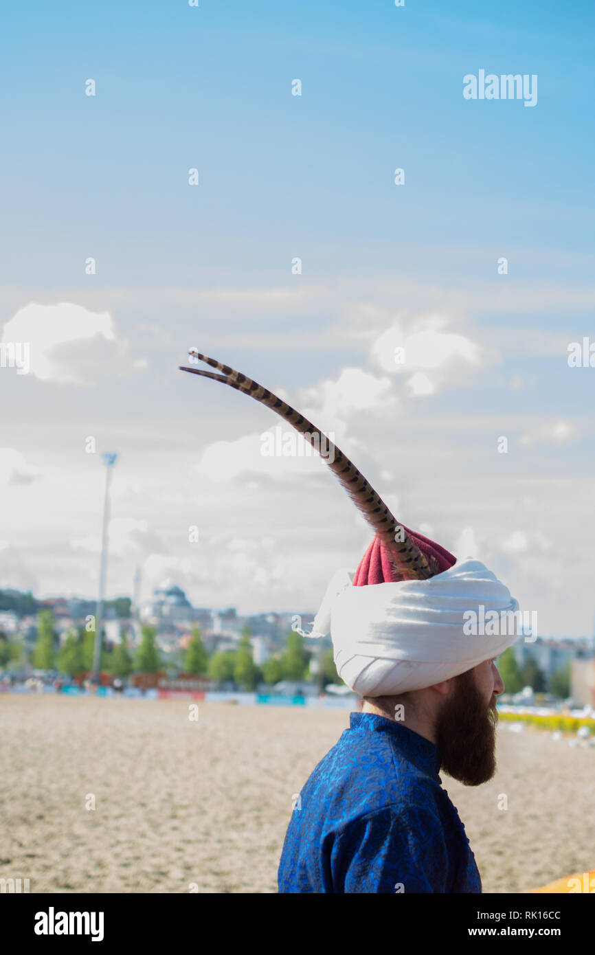 Homme portant un chapeau traditionnel turc dans la vue Photo Stock - Alamy