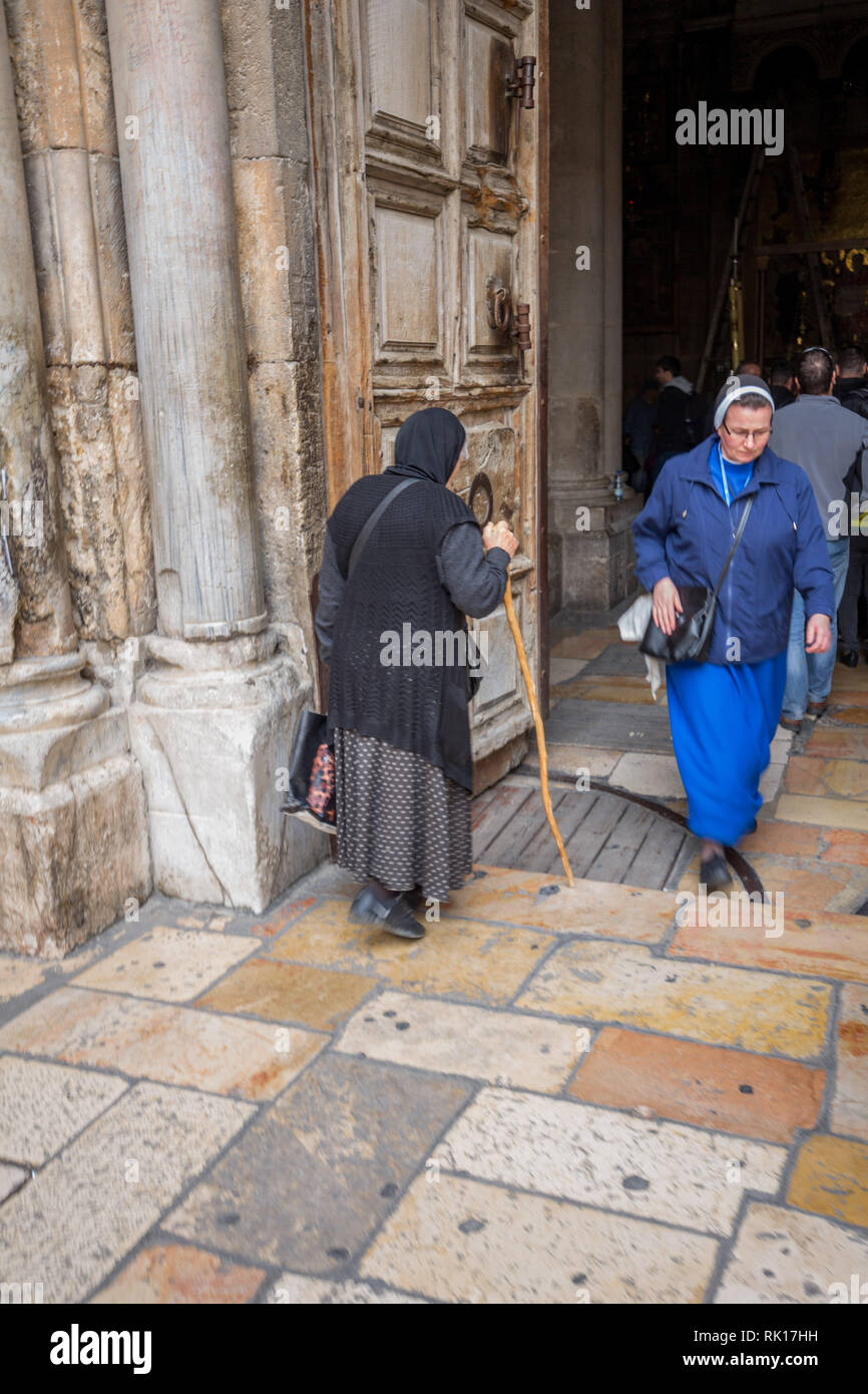 Qui entre dans l'église du Saint-Sépulcre à Jérusalem Banque D'Images