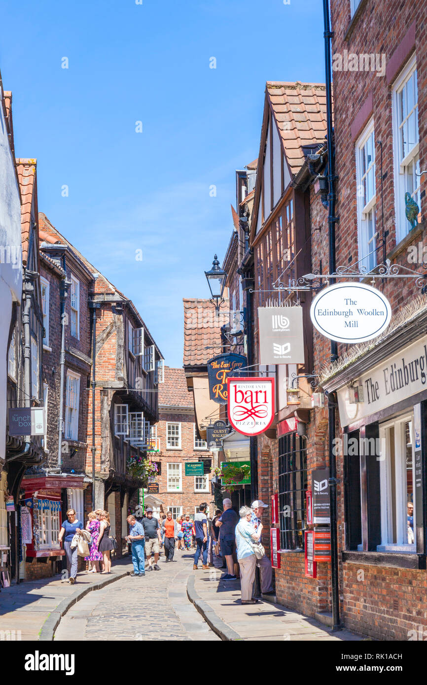 Les touristes marchant dans la pagaille la rue étroite de pans de vieux bâtiments médiévaux York Yorkshire Angleterre UK, GO Europe Banque D'Images Les touristes marchant dans la pagaille la rue étroite de pans de vieux bâtiments médiévaux York Yorkshire Angleterre UK, GO Europe Banque D'Images