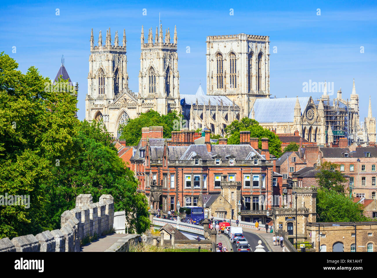 La cathédrale de York et d'une partie de l'enceinte historique de la ville le long de la route de la station York Angleterre Yorkshire Angleterre go uk Europe Banque D'Images