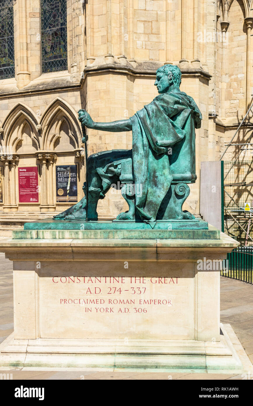 Statue de Constantin le Grand à l'extérieur de l'entrée sud de la cathédrale de York Minster , Yard York Yorkshire Angleterre go uk Europe Banque D'Images
