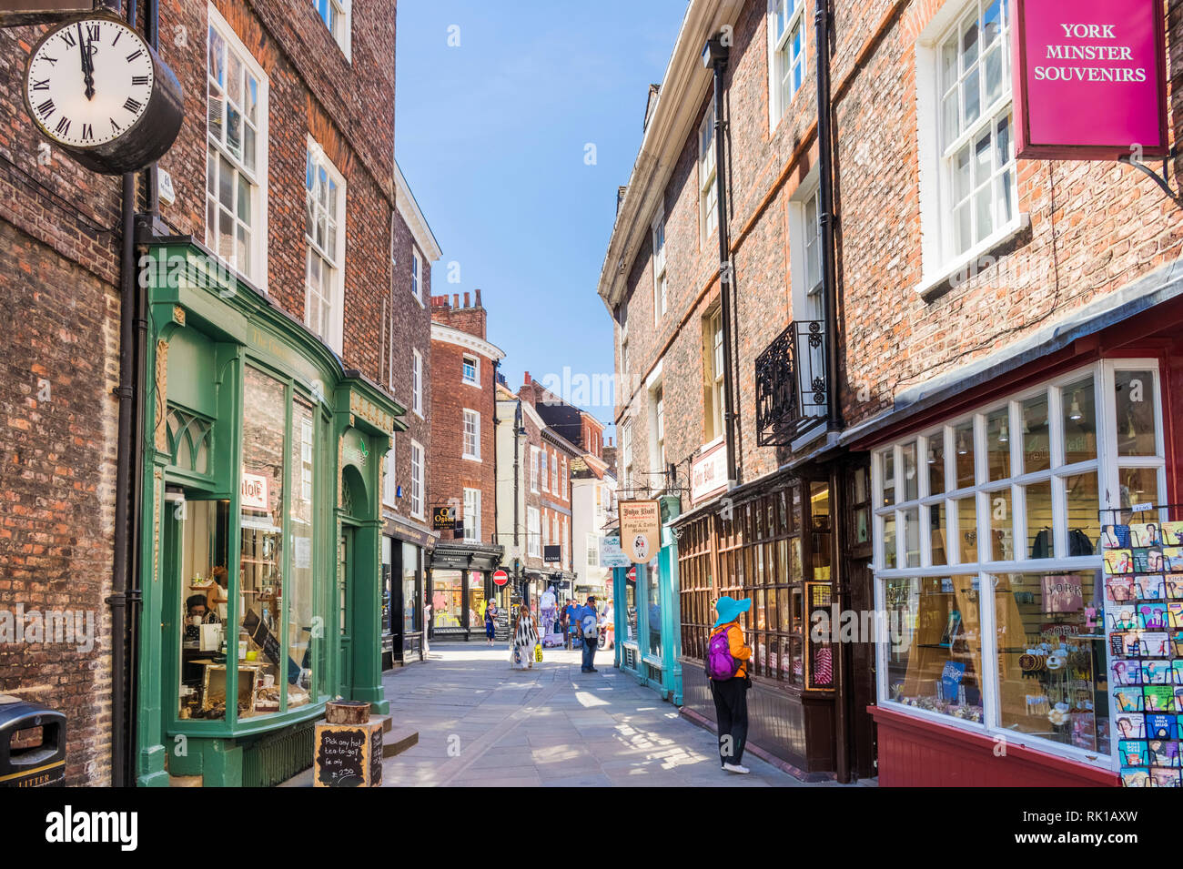 La cathédrale de York Minster boutique de souvenirs sur une ruelle étroite Portes en face de l'entrée sud de la cathédrale York Yorkshire Angleterre go uk Europe Banque D'Images