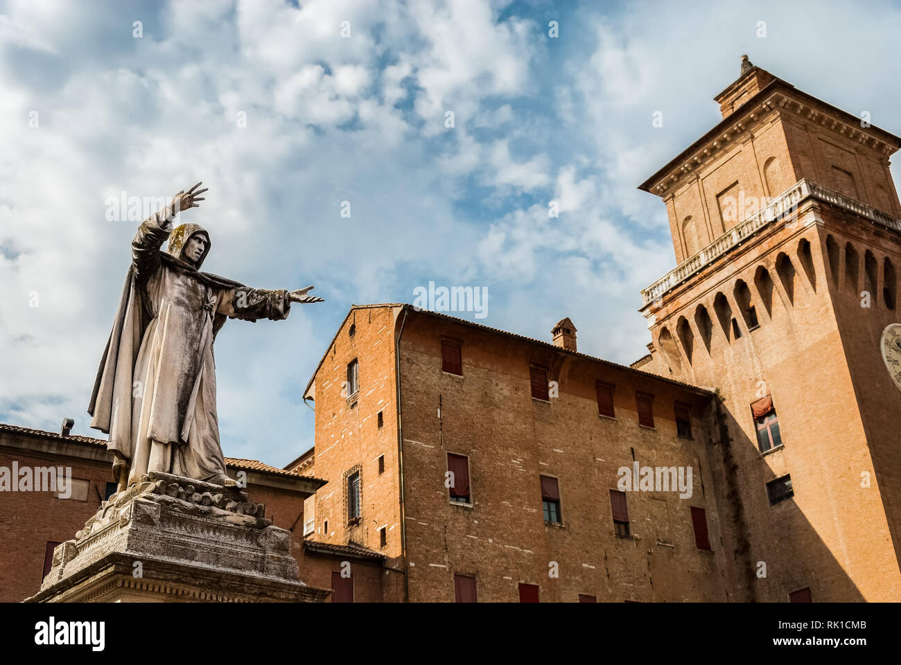 Monument à Girolamo Savanarola, célèbre moine et réformateur, avec vue sur Château d'Este à Ferrare, Italie Banque D'Images