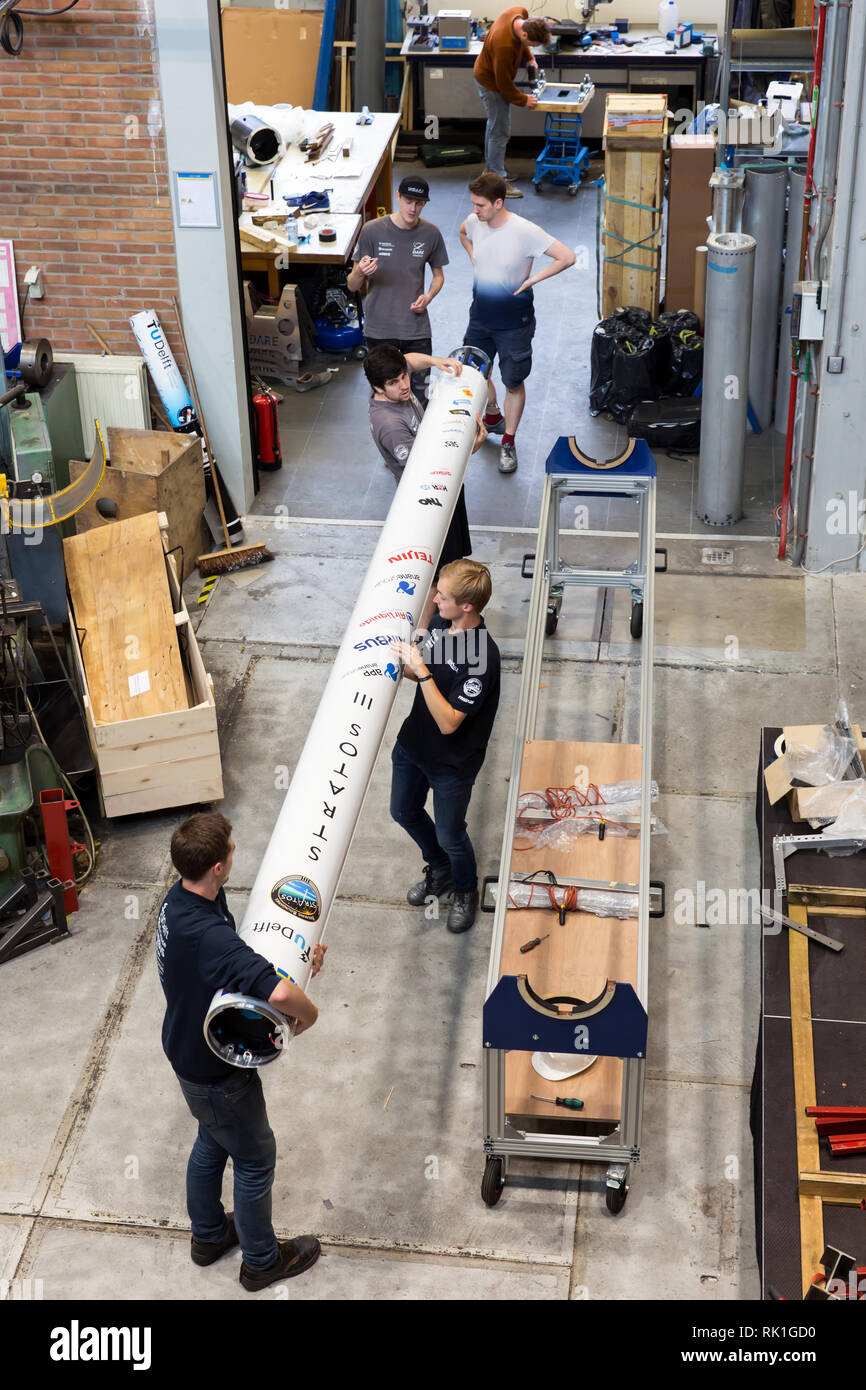 Les étudiants en génie aérospatial de l'Université technique de Delft à travailler sur leur fusée, le Stratos III Banque D'Images