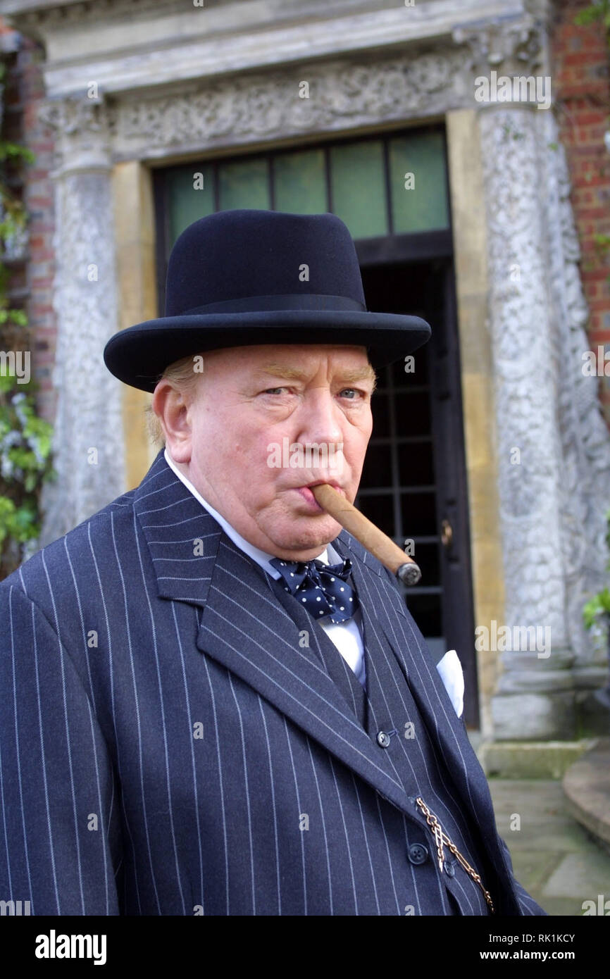 Apr 27, 2002 ; Hollywood, CA, USA ; Albert Finney comme Winston Churchill dans le drame ''The Gathering Storm'' réalisé par Richard Loncraine. (Crédit Image : © Gracieuseté de HBO/photos) Banque D'Images