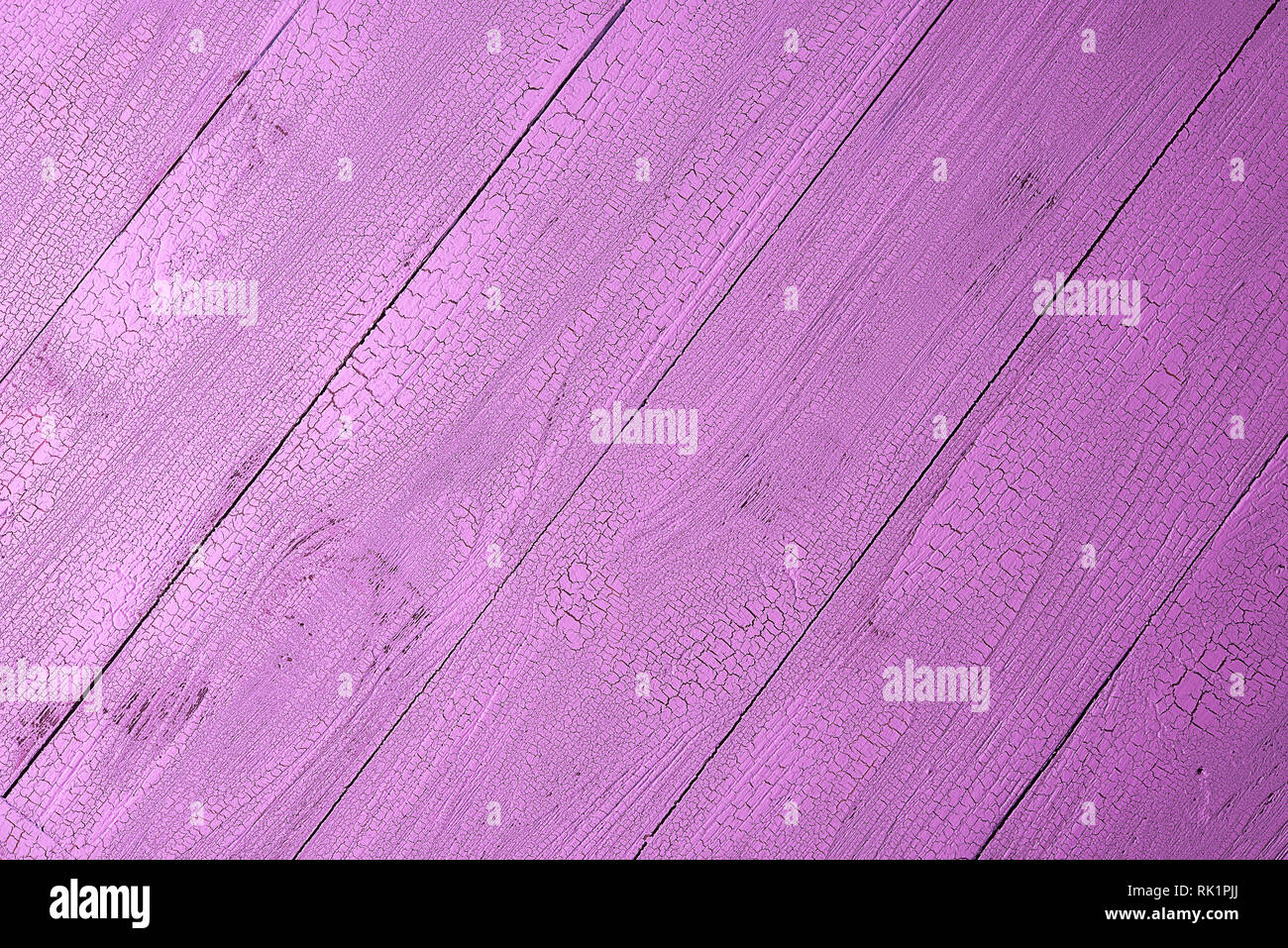 Vieilles planches en bois naturel peint en belle couleur rose avec effet de craquelures. Arrière-plan très détaillé avec mise en page et en diagonale de l'espace de copie. Voir Banque D'Images