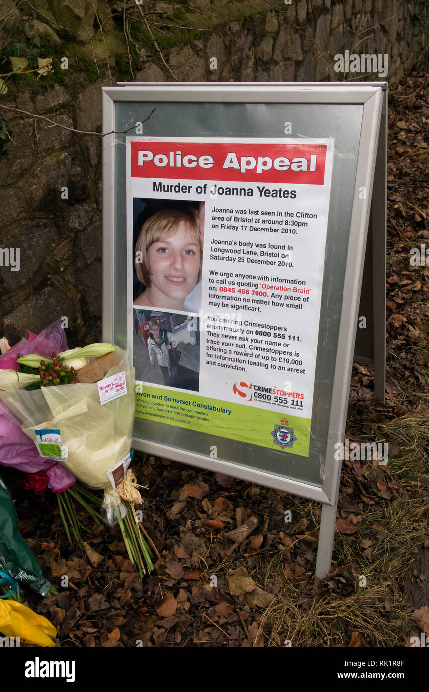 Joanna Yeates meurtre à Clifton, Bristol, Royaume-Uni en 2010. Le site où le corps a été trouvé, avec une photo à gauche avec des fleurs et une inscription sur Banque D'Images