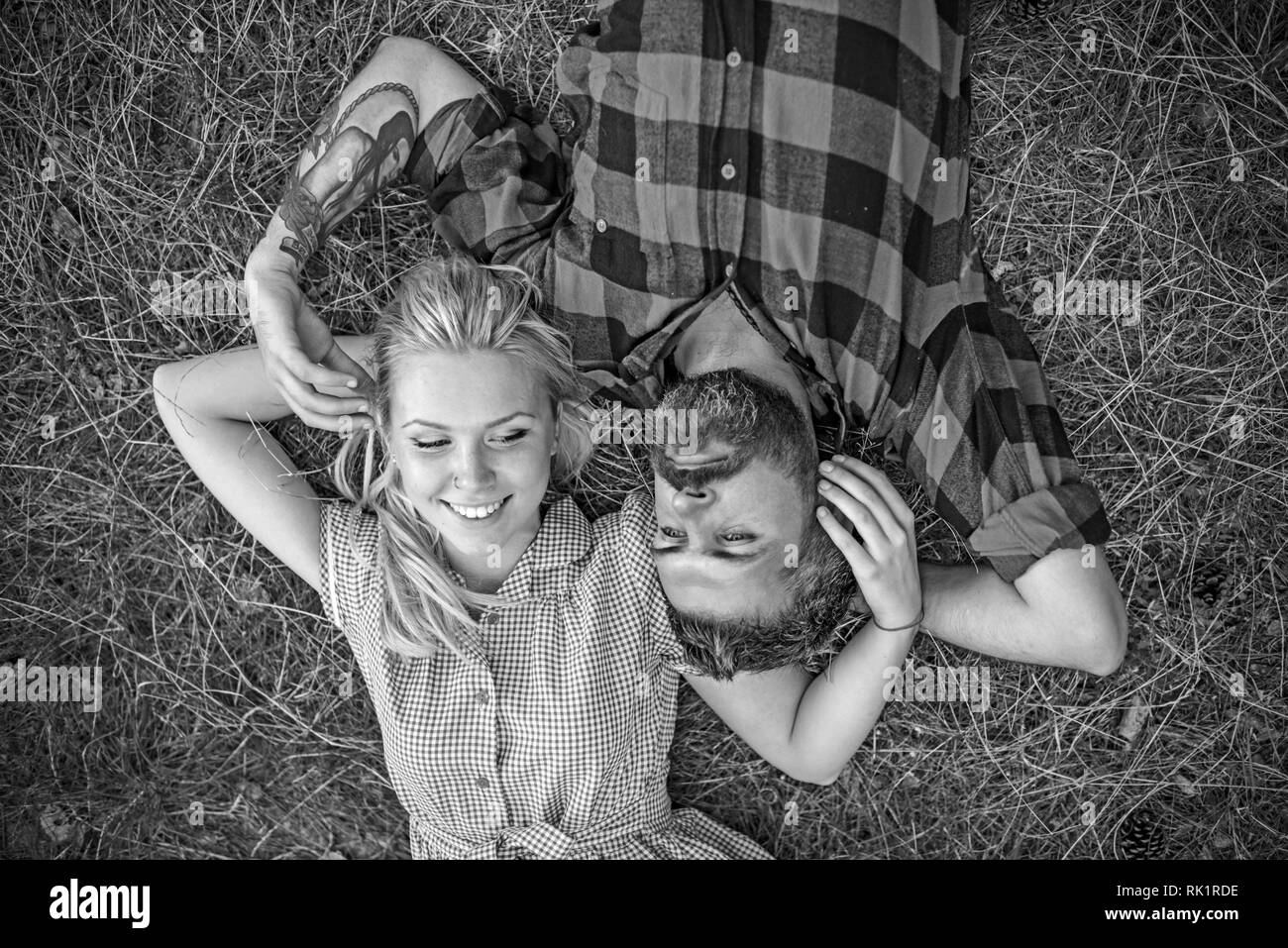 Jeune couple dans l'amour. Deux personnes se trouvant sur l'herbe verte. Petite amie et petit ami de jouer les uns avec les autres d'un sèche Banque D'Images