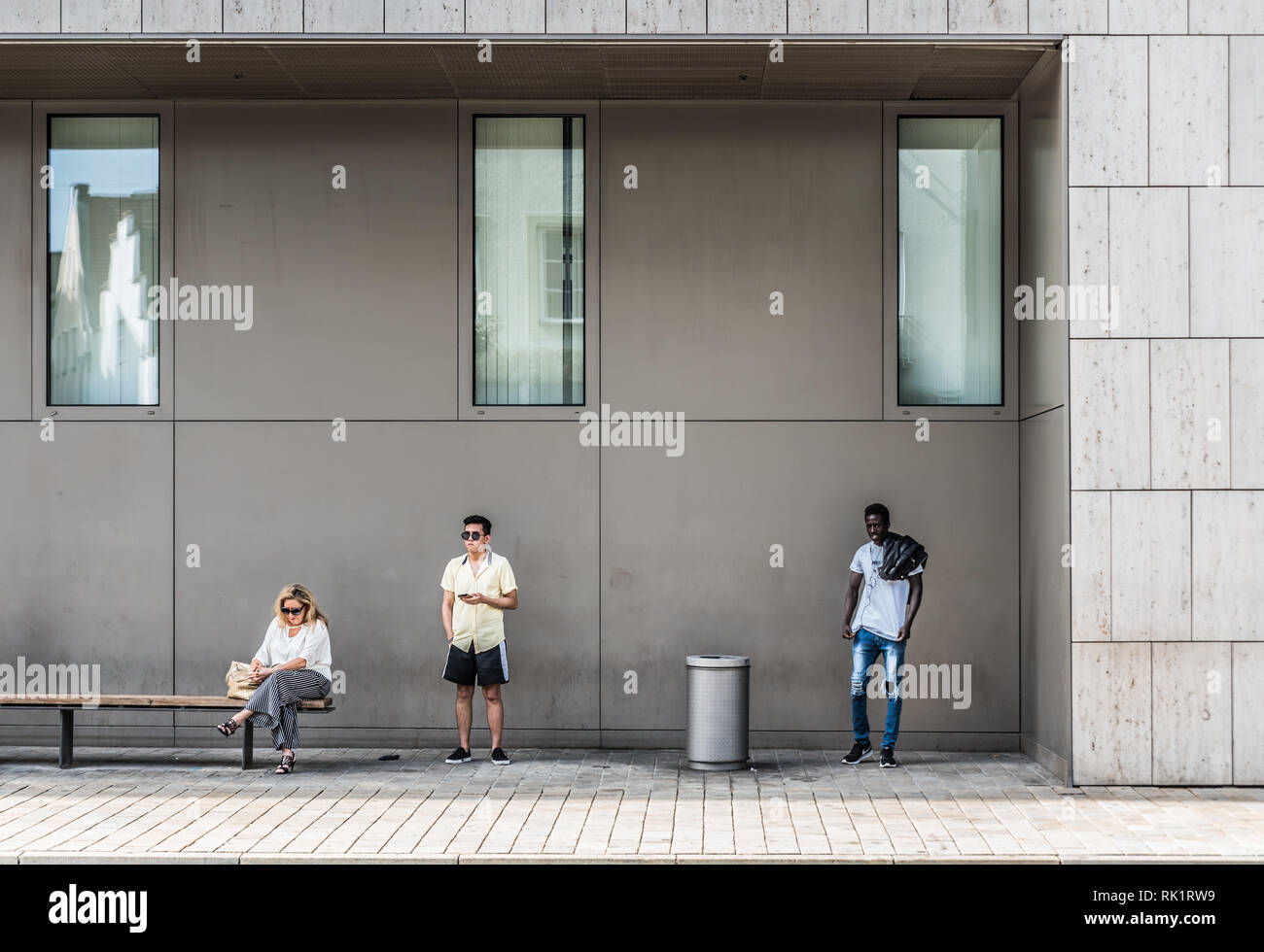 Ingolstadt, Bavière / Allemagne - 0727 2018 : black man, l'homme asiatique et blanc femme attendant l'autobus Banque D'Images