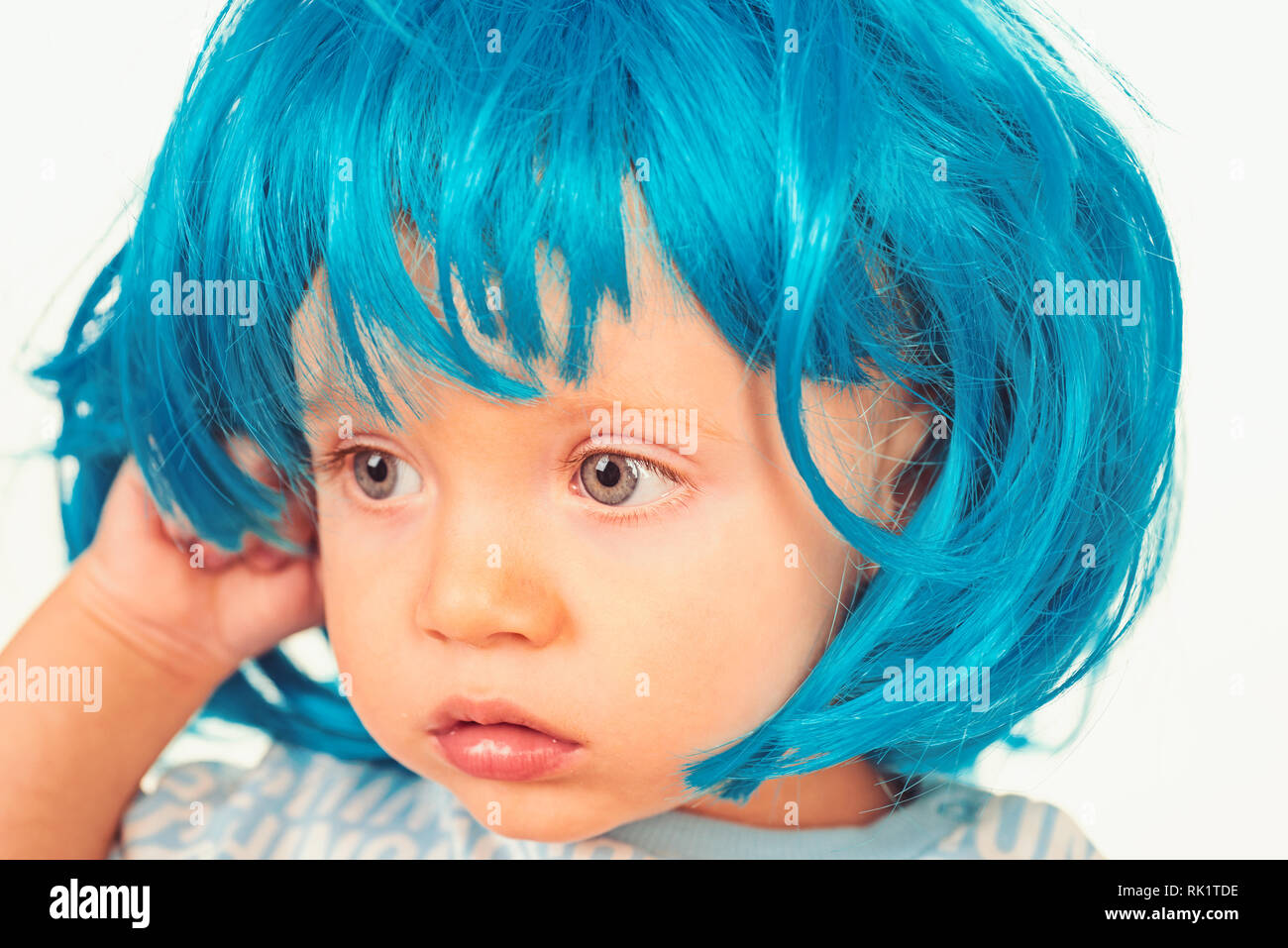pure beaute adorable petit enfant dans mode perruque porter les cheveux bleue fantaisie hairstyle mignon bebe avec de longs bleus photo stock alamy coloriage amy brown fairy