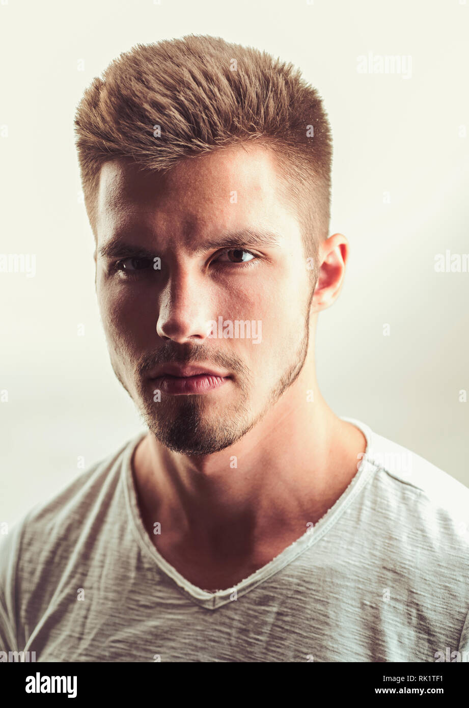 Mode Homme Avec Barbe Non Rasé émotions Faciales Mâle