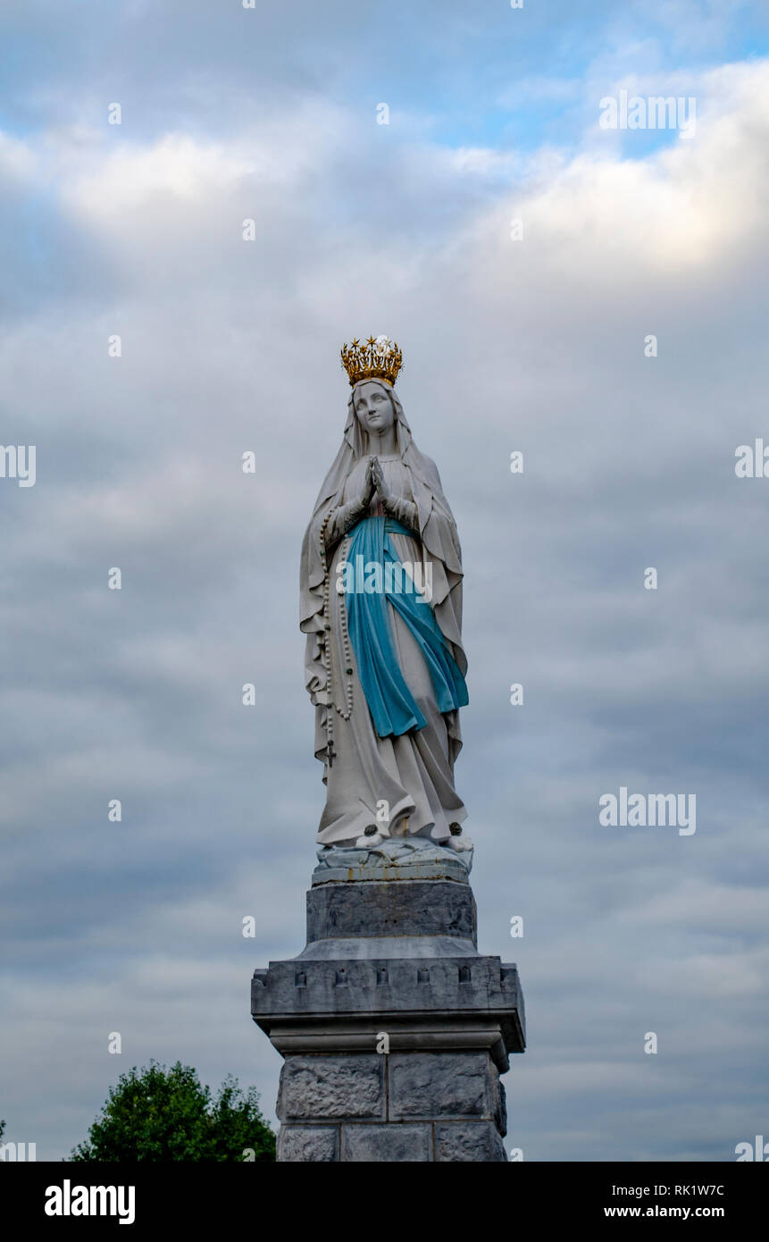 Lourdes, France ; Août 2013 : Statue de Notre Dame de l'Immaculée Conception. Lourdes, France, grand lieu de pèlerinage catholique Banque D'Images