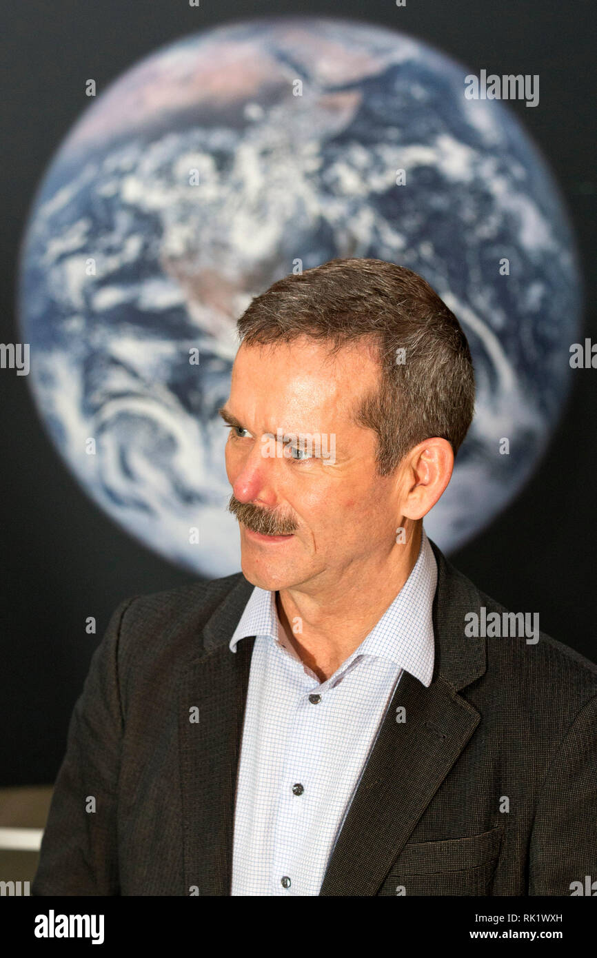 L'astronaute Chris Hadfield s'adresse aux journalistes au Science Museum de Londres le 16 décembre 2013. Banque D'Images