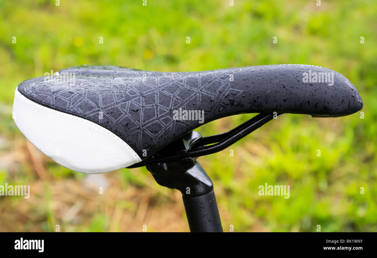 Libre d une selle de v lo humide apr s la pluie de vtt. Sur fond d