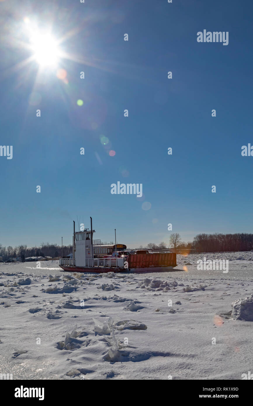 Algonac, Michigan - un ferry navigue à travers la glace-rempli Rivière Sainte-Claire entre Harsens Île et le continent du Michigan. Banque D'Images