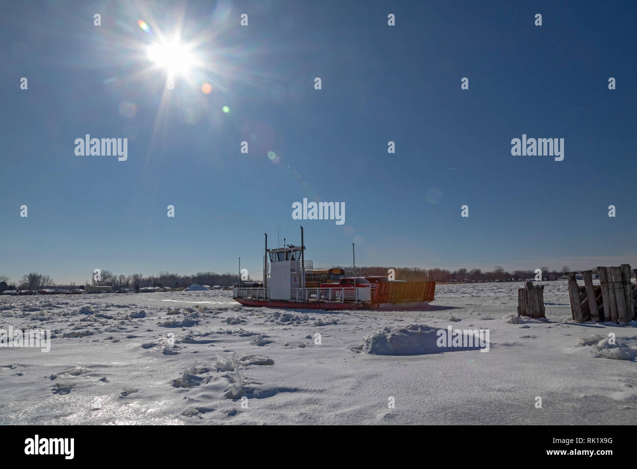 Algonac, Michigan - un ferry navigue à travers la glace-rempli Rivière Sainte-Claire entre Harsens Île et le continent du Michigan. Banque D'Images