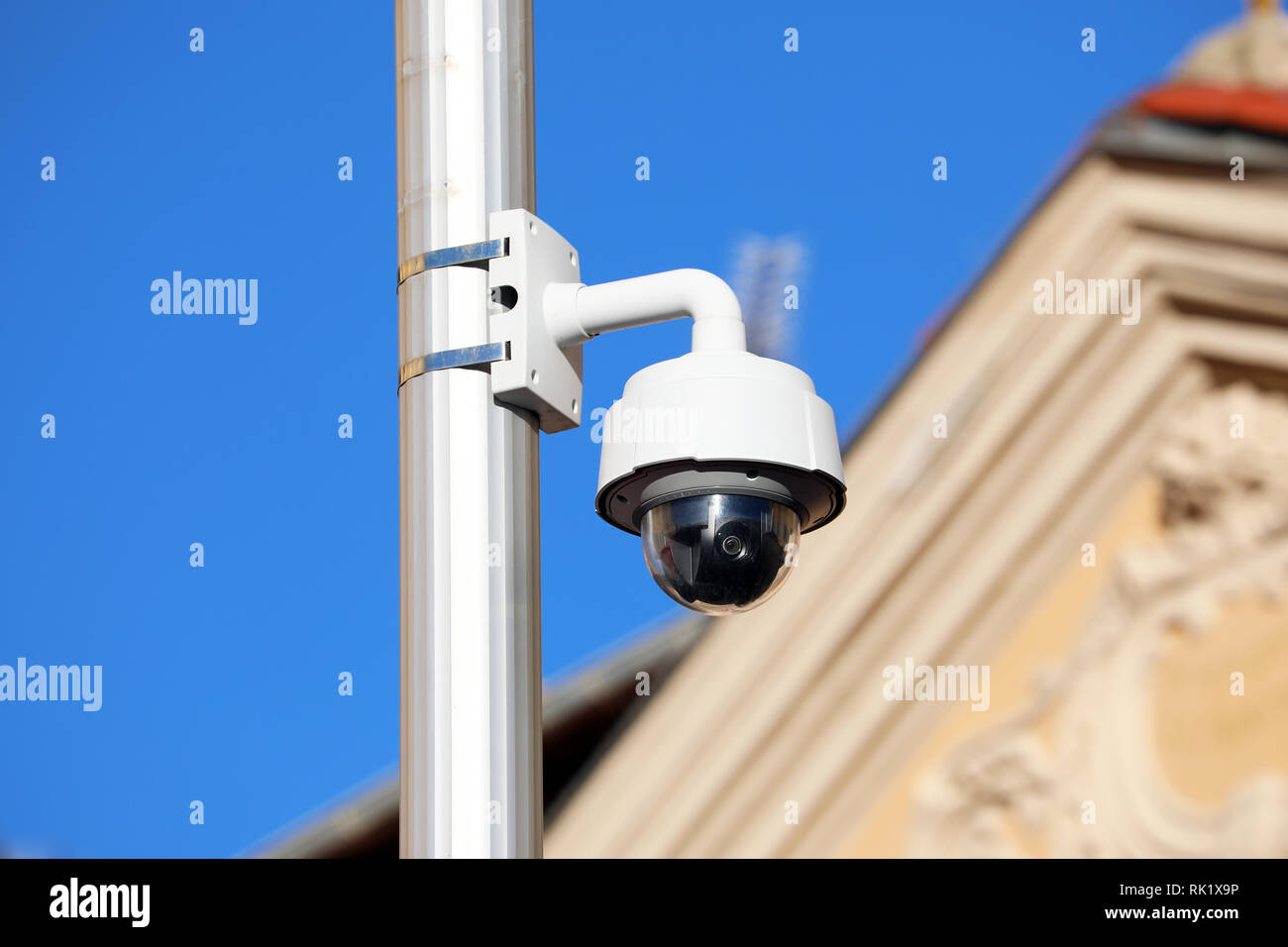 Type Dôme Caméra de surveillance extérieure sur lampe de rue dans le centre- ville de Nice, France, Europe Photo Stock - Alamy
