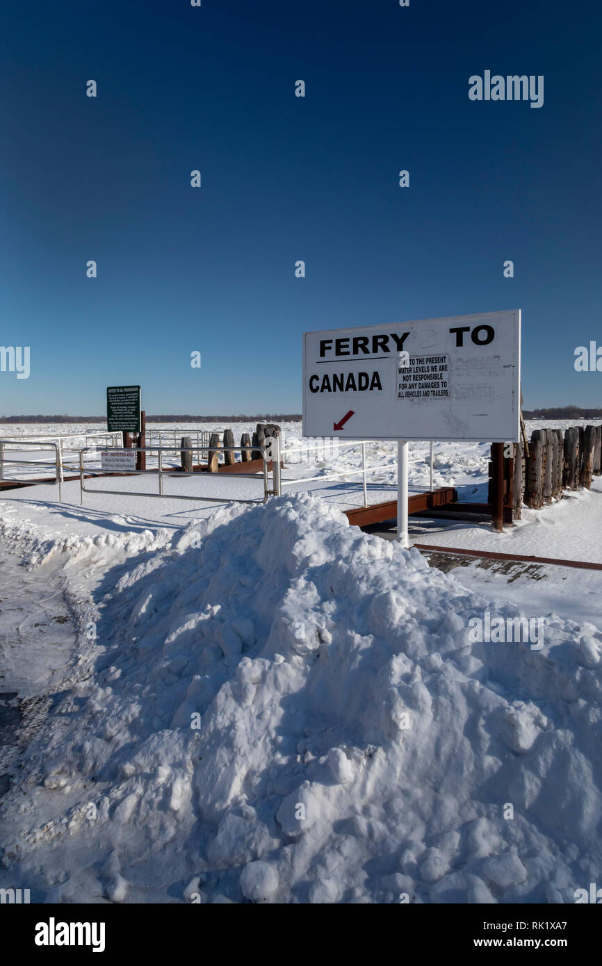 Algonac, Michigan - le car-ferry à destination du Canada est fermé à cause de la glace dans la rivière Sainte-Claire. Banque D'Images