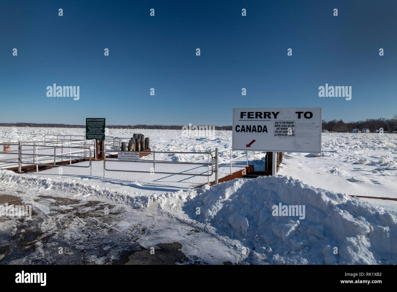 Algonac, Michigan - le car-ferry à destination du Canada est fermé à cause de la glace dans la rivière Sainte-Claire. Banque D'Images