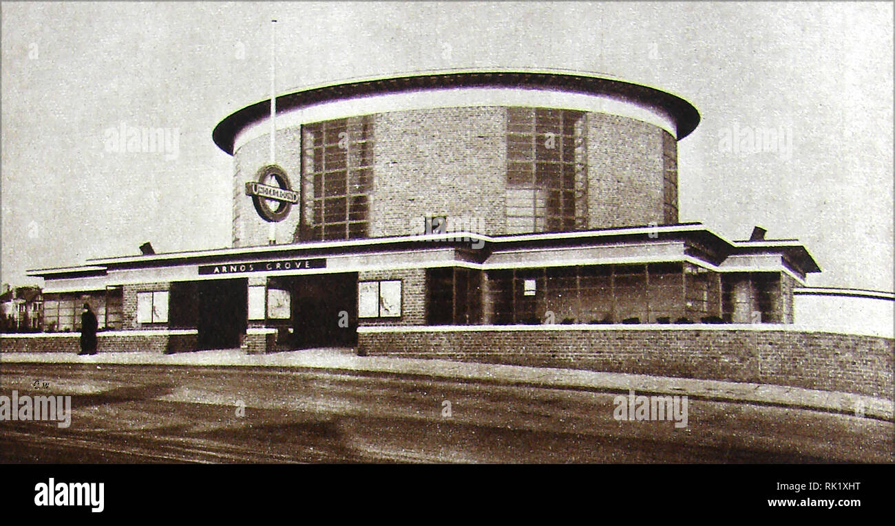 Une photo de la gare de Arnos Grove, Enfield, Londres UK, comme c'était en 1933 juste après avoir été ouvert - Tenu par London Passenger Transport Board. Maintenant, plus généralement connue sous le nom d'Arnos GroveTube. Il ouvre ses portes le 19 septembre 1932 que la station la plus au nord sur la première section de la ligne de Piccadilly et de vulgarisation avait initialement un policier ( ou Bobby) toujours en service l'andc un carré à l'entrée d'horloge (en photo) Banque D'Images