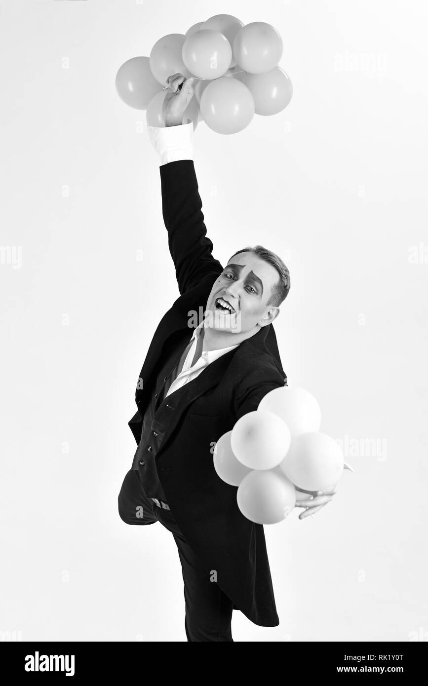 Joyeux Anniversaire A Quelqu Un Qui Est Eternellement Jeune L Homme Partie Mime Avec Des Ballons Homme Avec Du Maquillage Sur Mime D Anniversaire Anniversaire Ou Anniversaire Photo Stock Alamy