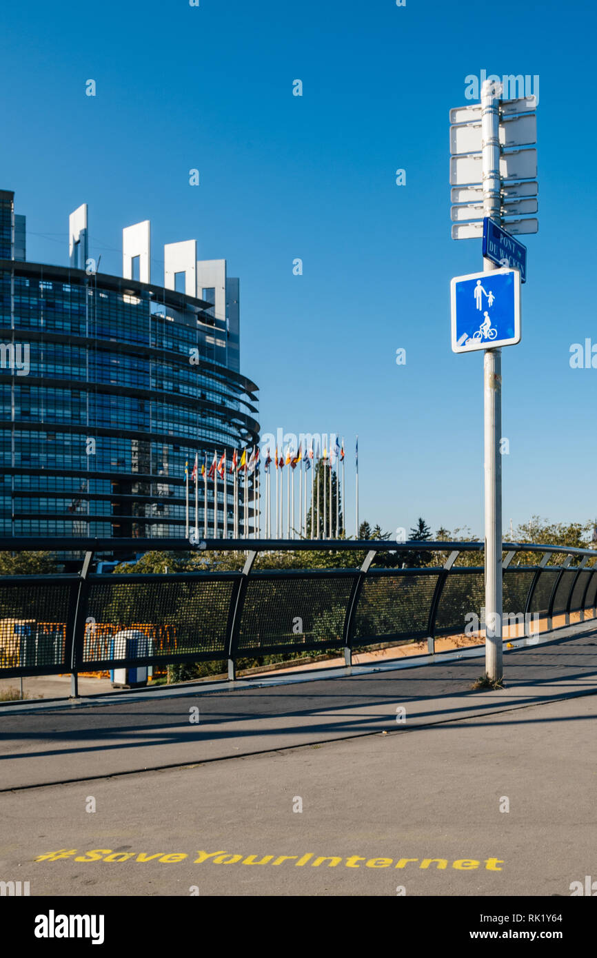 STRASBOURG, FRANCE - Sep 12, 2018 : manifestation de rue avec graffiti en face du bâtiment du Parlement européen - l'UE voix pour adopter le droit d'auteur controversé qui pourrait interdire et détruire les mèmes internet Pont du Wacken Banque D'Images