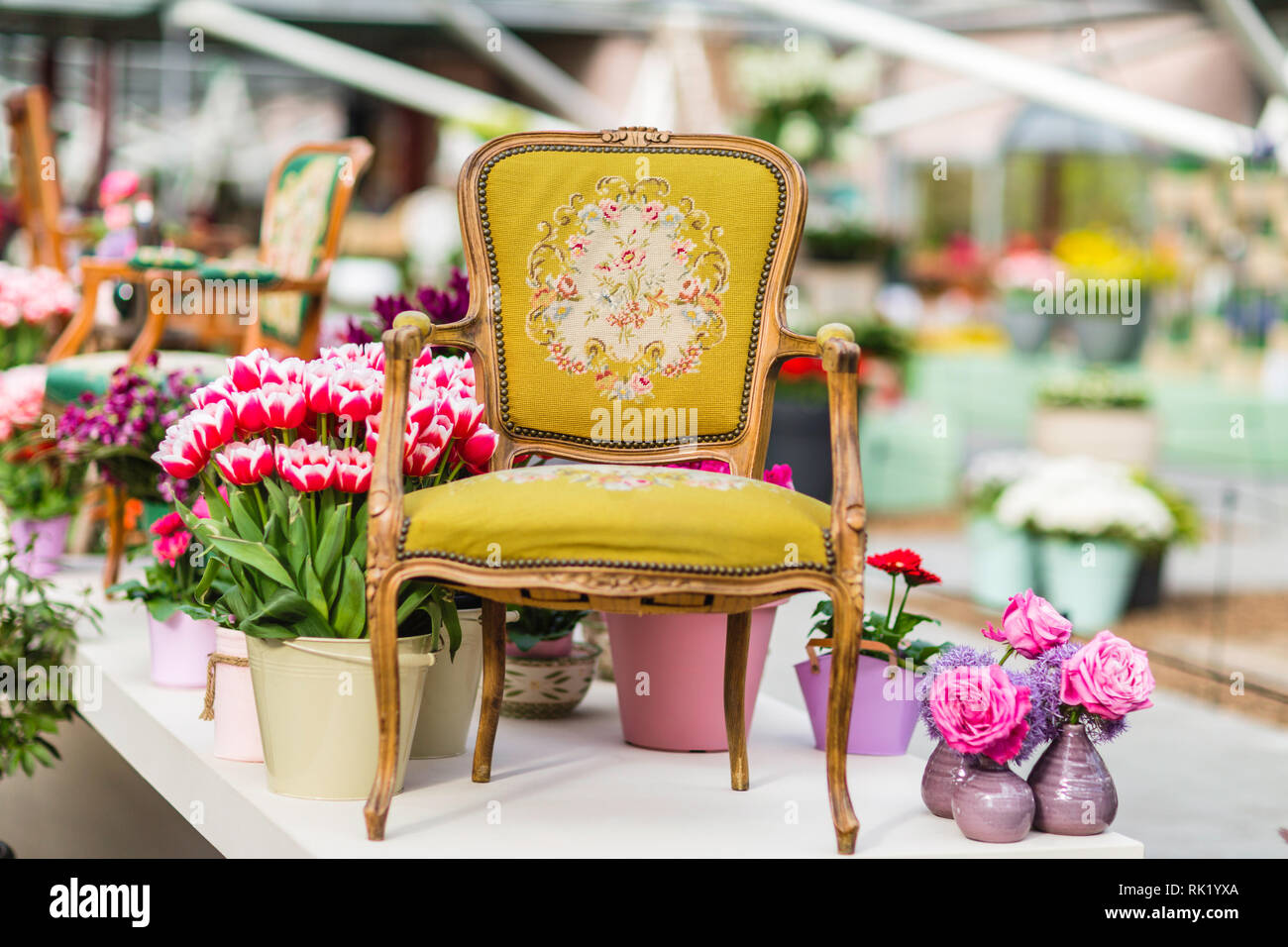 Fauteuil en bois avec de belles fleurs du tissu et à l'arrière-plan Banque D'Images