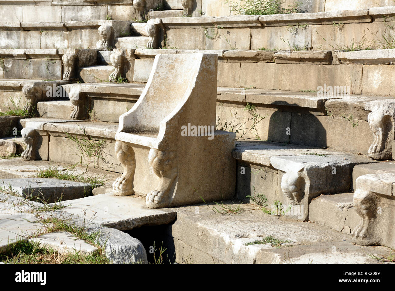 - Proedria trône comme siège d'honneur, théâtre hellénistique de Metropolis, Ionie, la Turquie. Le théâtre bien conservé a été complètement enterré dans la terre unt Banque D'Images