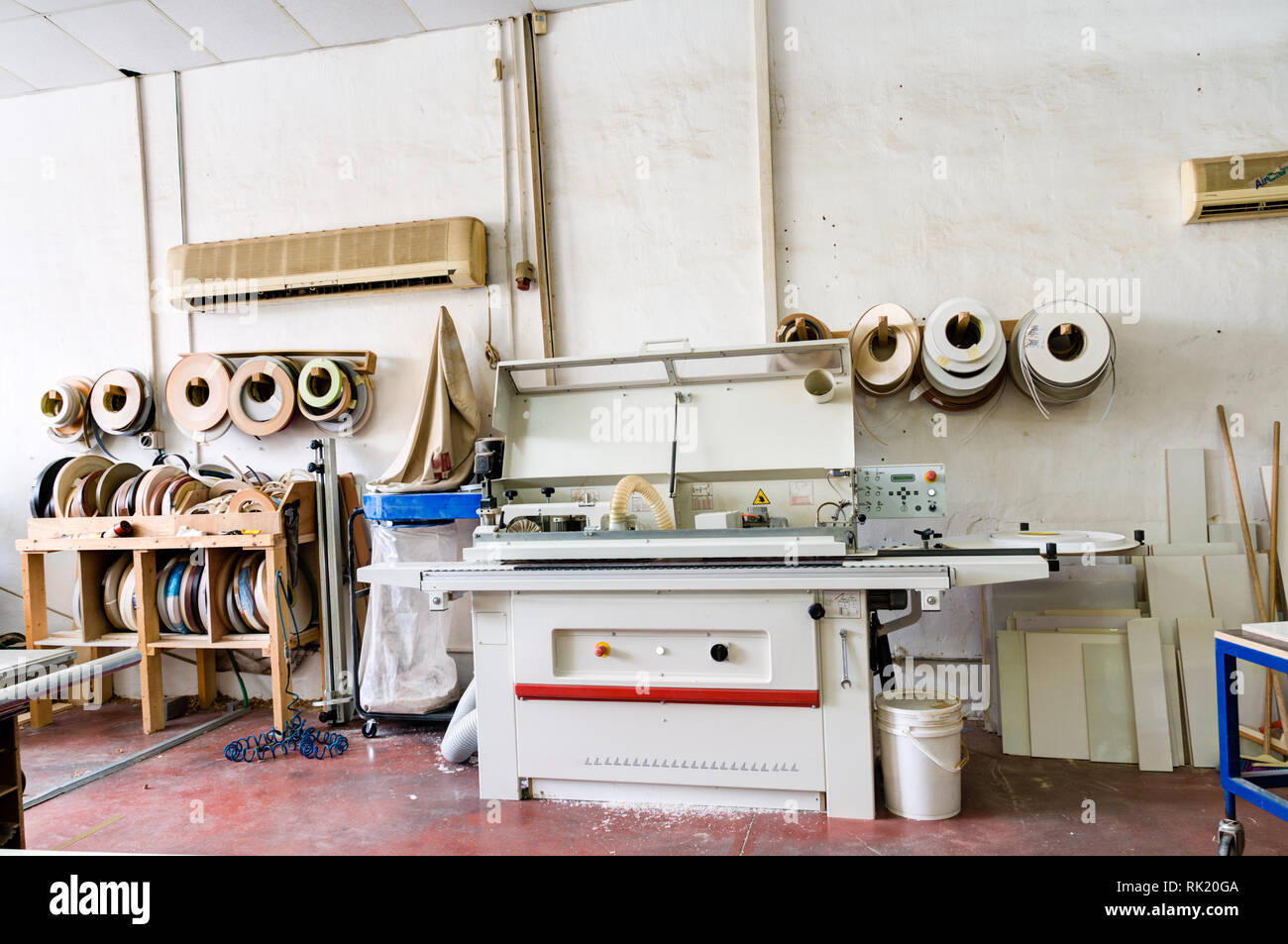 Un petit atelier de menuiserie pour la fabrication et la réparation de  meubles en bois Photo Stock - Alamy