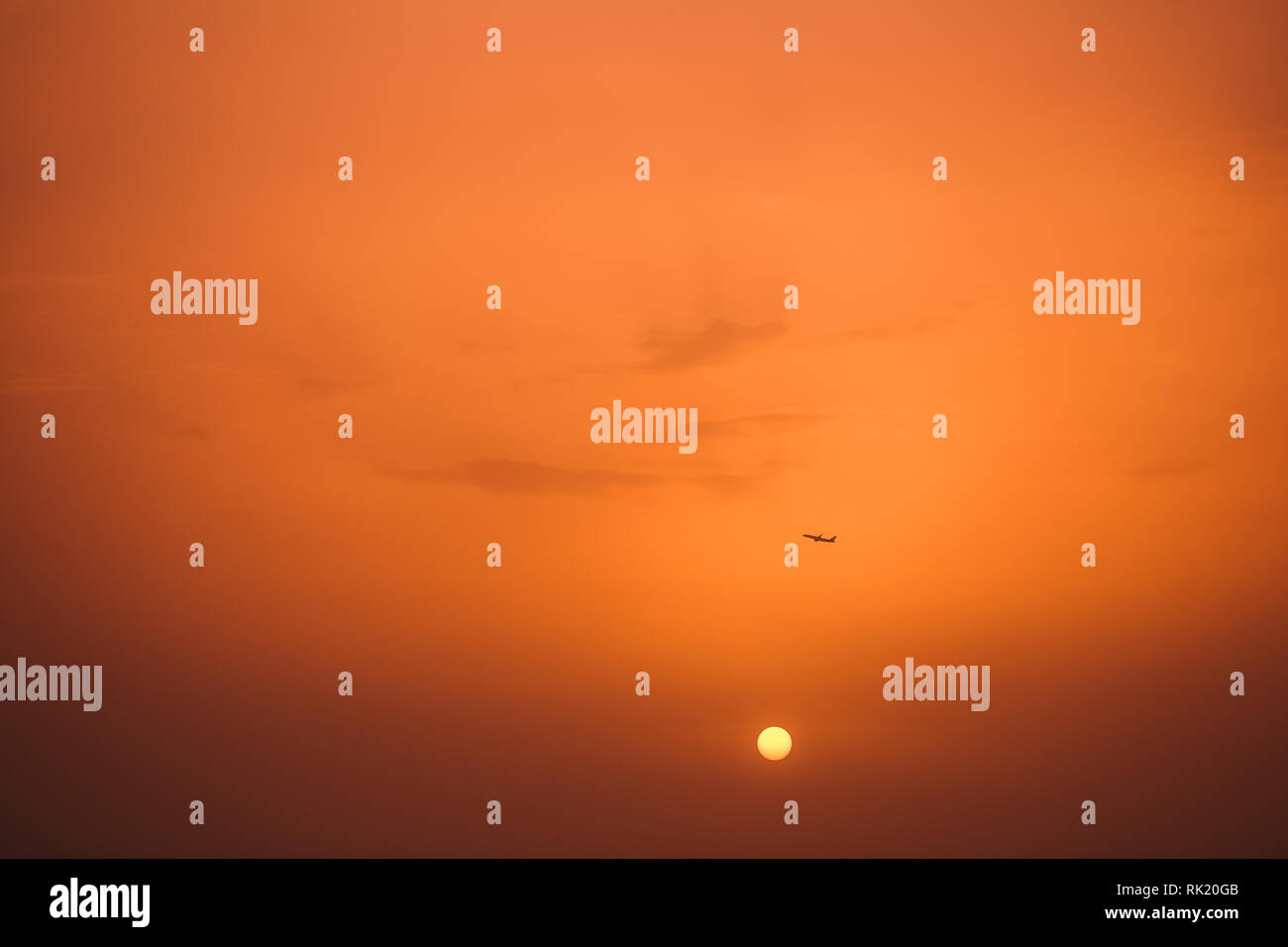 Silhouette sombre d'avion en distance dans l'air et le coucher de soleil en arrière-plan. Faire décoller l'avion de l'aéroport en Turquie. Photographie couleur horizontal Banque D'Images